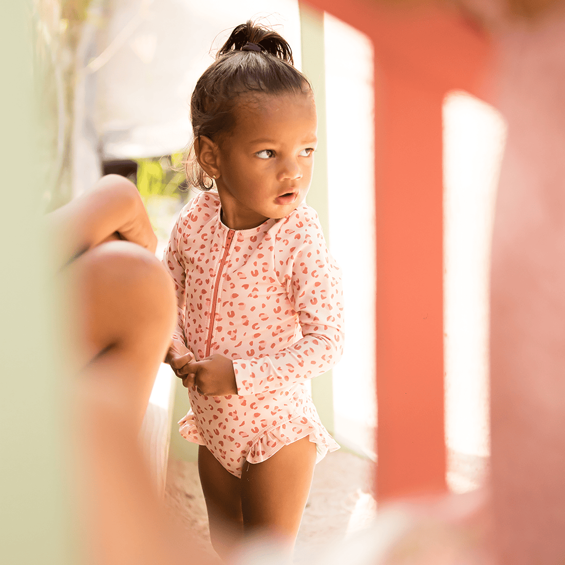 costume-intero-bambina-con-mani-lunghe-rosa-antico-con-stampa-panter-1