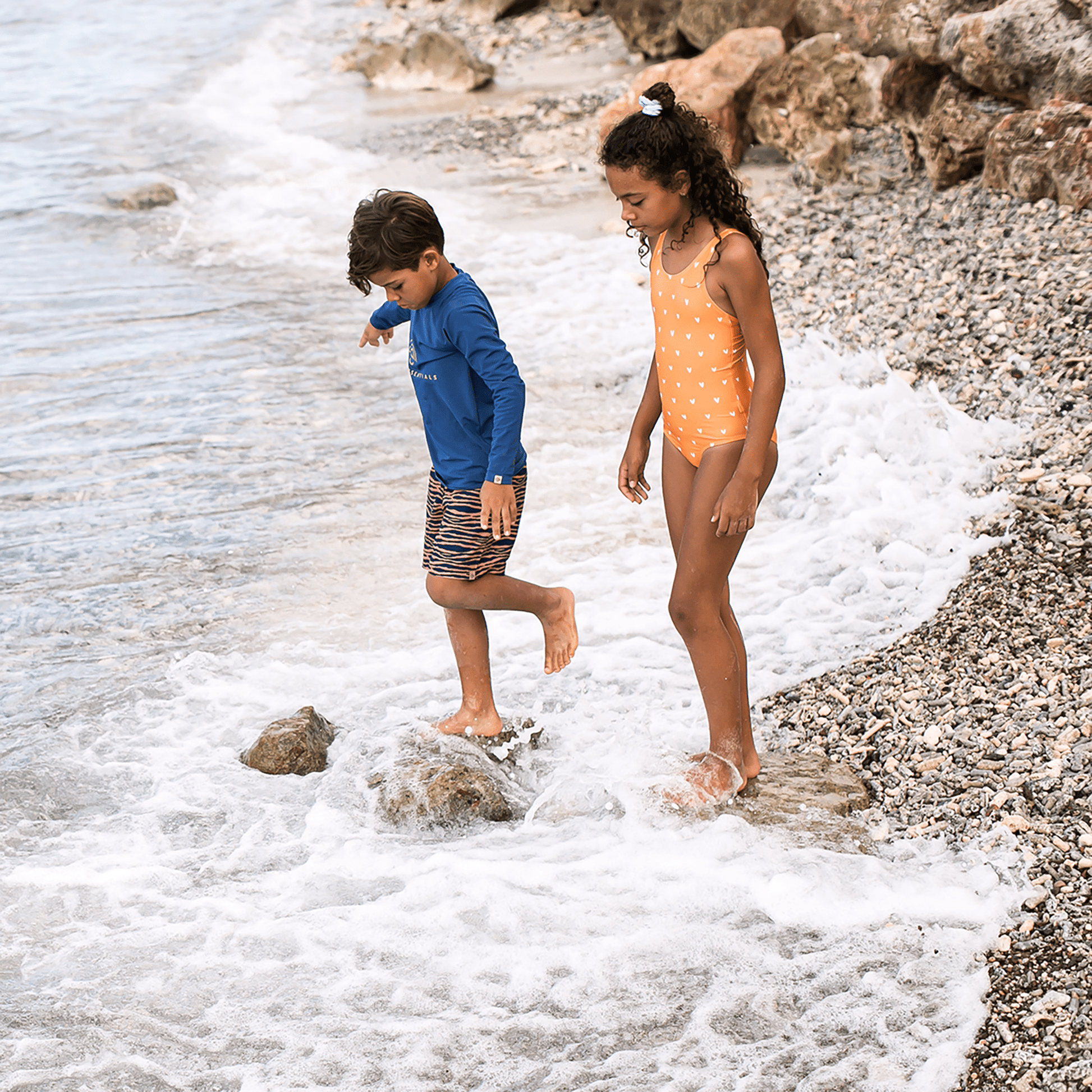 costume-intero-bambina-arancione-con-cuori-swim-essentials-4